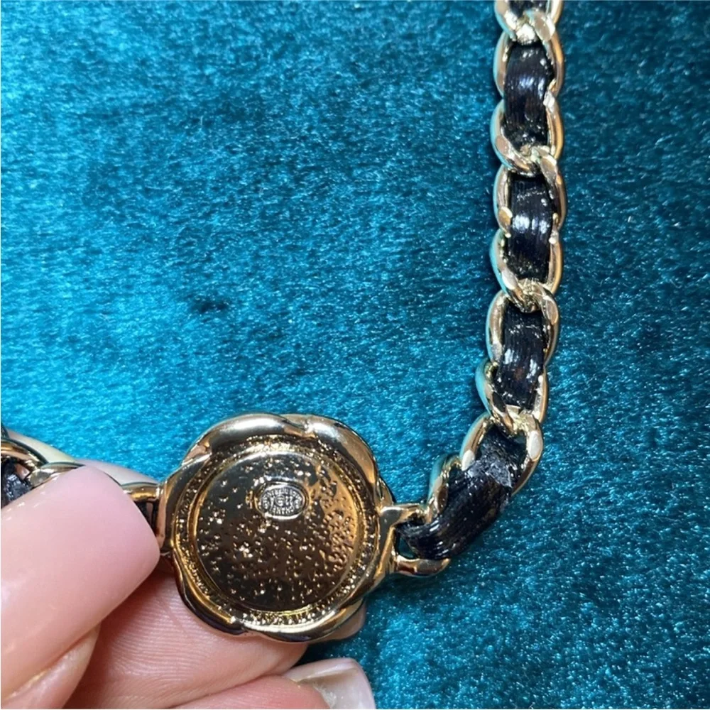 CHANEL Gold and Black vintage Necklace - Picture 4 of 5